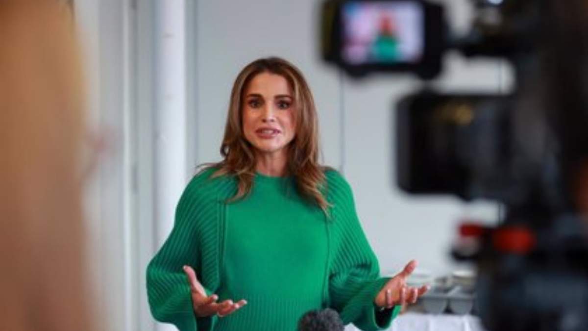 La reina Rania de Jordania habla durante una reciente visita a Belfast