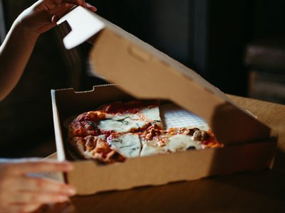 No tires la caja de pizza vacía: mirá cómo crear esto tan fabuloso para decorar tu casa, que ni parece reciclado