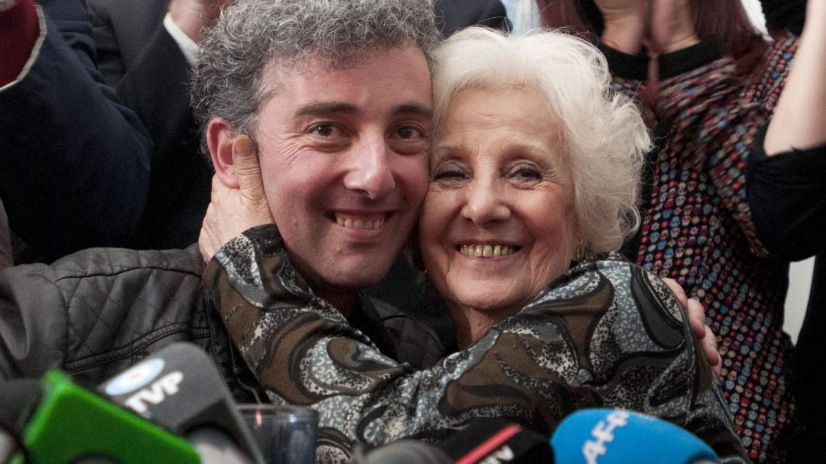 La presidenta de Abuelas de Plaza de Mayo, Estela de Carlotto, junto con su nieto, Ignacio Montoya Carlotto. Fuente: (Twitter)