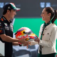 Tras calificar de “fifí” a la F1, Sheinbaum recibe de regalo un casco de Checo Pérez
