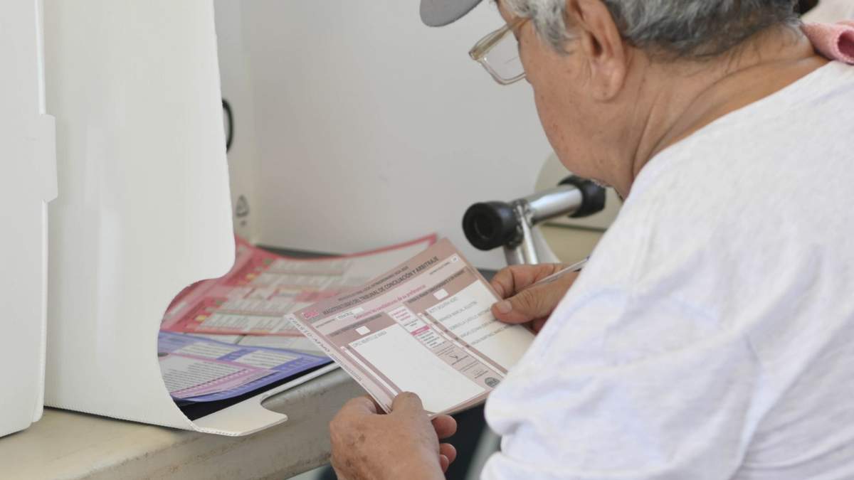 Un ciudadano vota en Coatzacoalcos