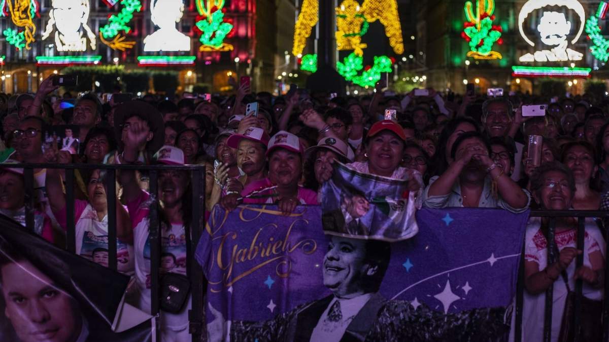 Fans de Juan Gabriel en el Zócalo capitalino