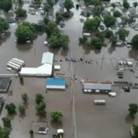 Inundaciones obligan a habitantes a dejar sus casas en partes de Iowa; ola de calor sigue en EU