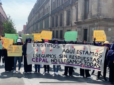 Mujeres protestan afuera de Palacio Nacional durante Conferencia Regional sobre la Mujer