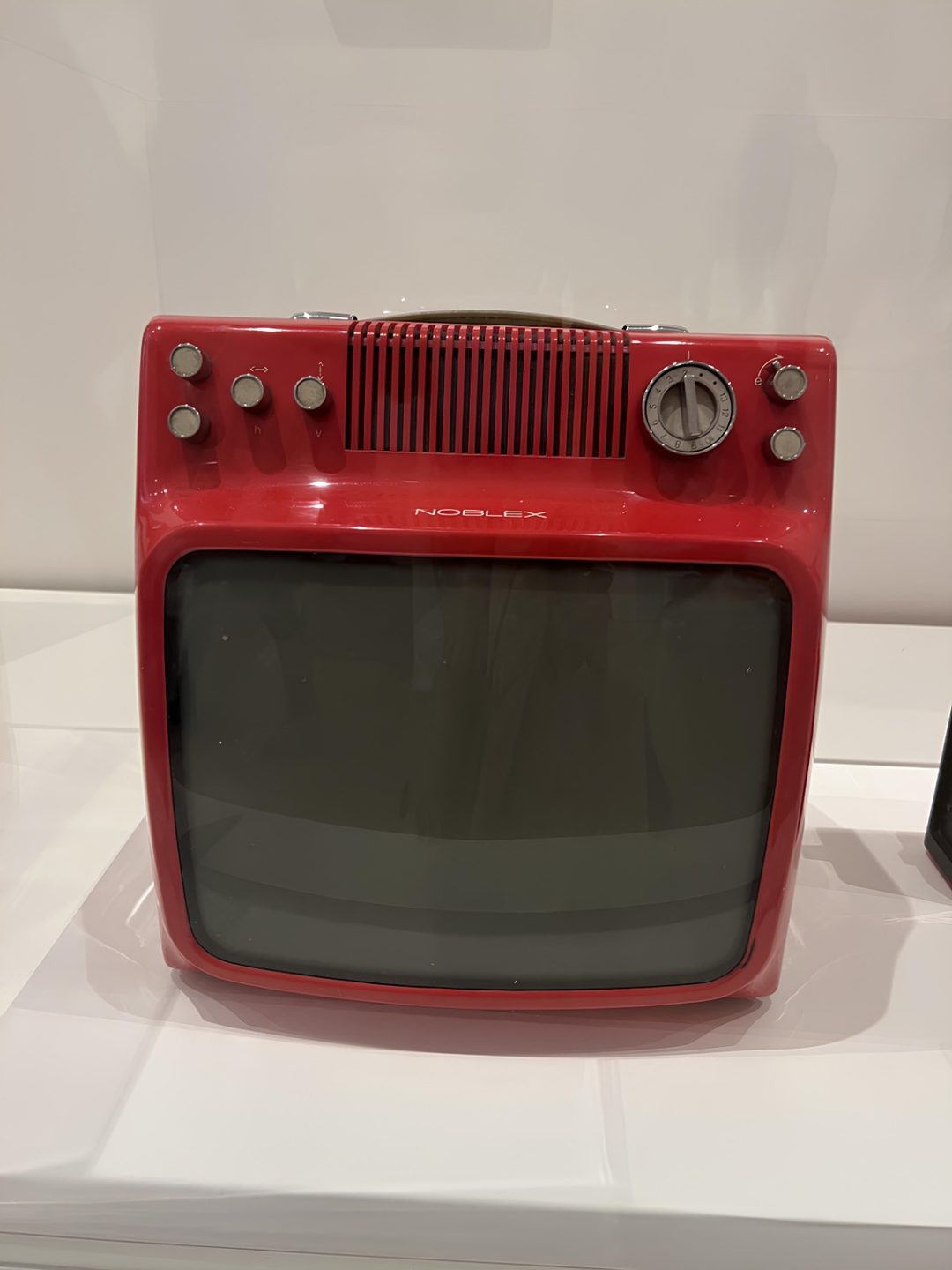 Televisión portátil. De Roberto Nápoli (1975).  Foto Cortesía MoMA