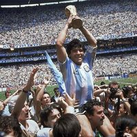 Falleció el hombre que llevó en andas a Maradona en México 1986