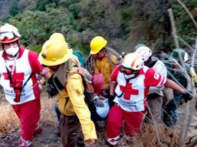 Labores para mitigar el fuego en zona boscosa de Tepoztlán provocan intoxicación a voluntarios