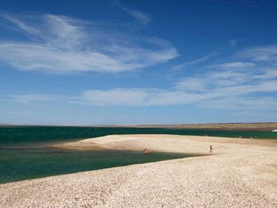 Arte y mar en San Antonio Oeste: el paseo que se transforma con la marea a minutos de Las Grutas