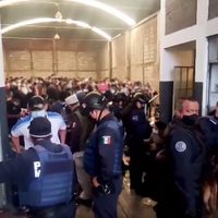 Tras tiroteo con polleros, policías de Puebla rescatan a 208 migrantes
