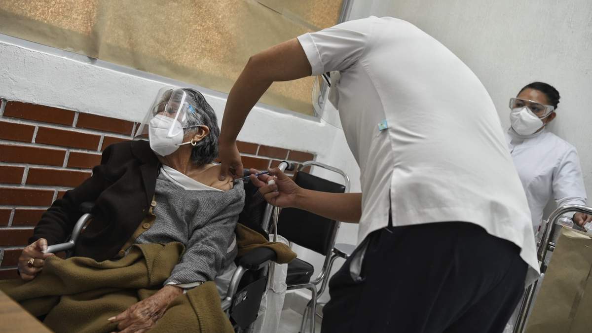 Vacunación a adultos mayores en Milpa Alta
