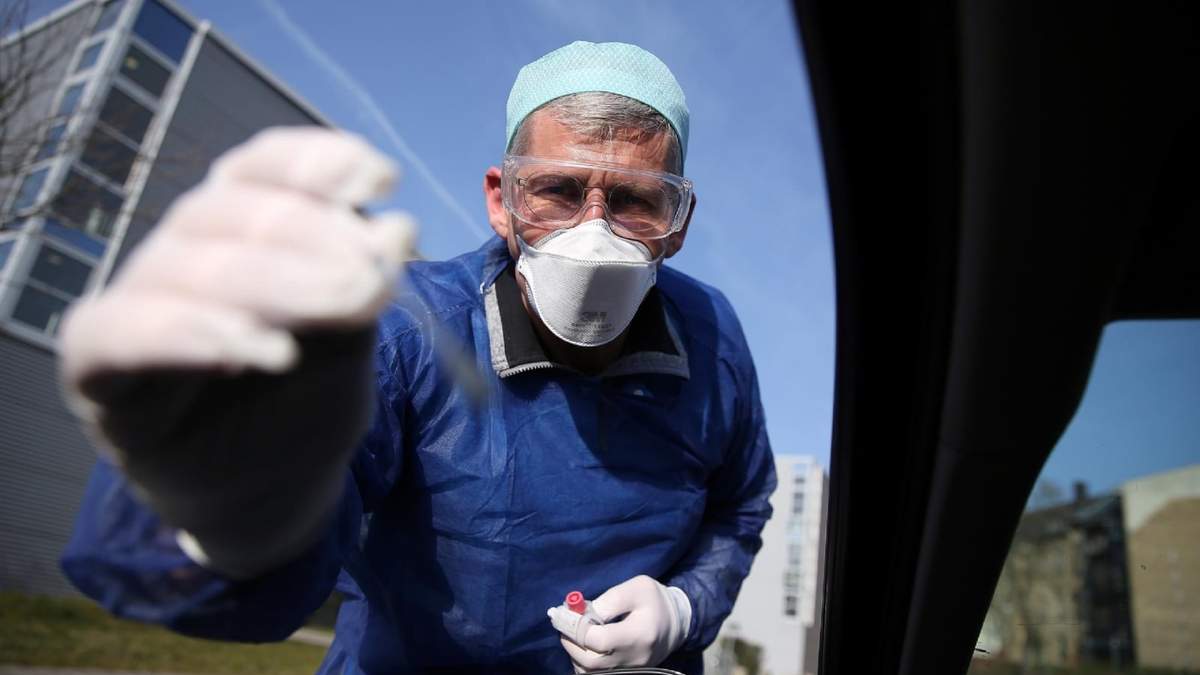 Un trabajador de la salud realiza un hisopado en España. Fuente: (Twitter)