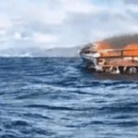Nadó 800 metros para salvar su vida: se incendió su lancha en el Nahuel Huapi