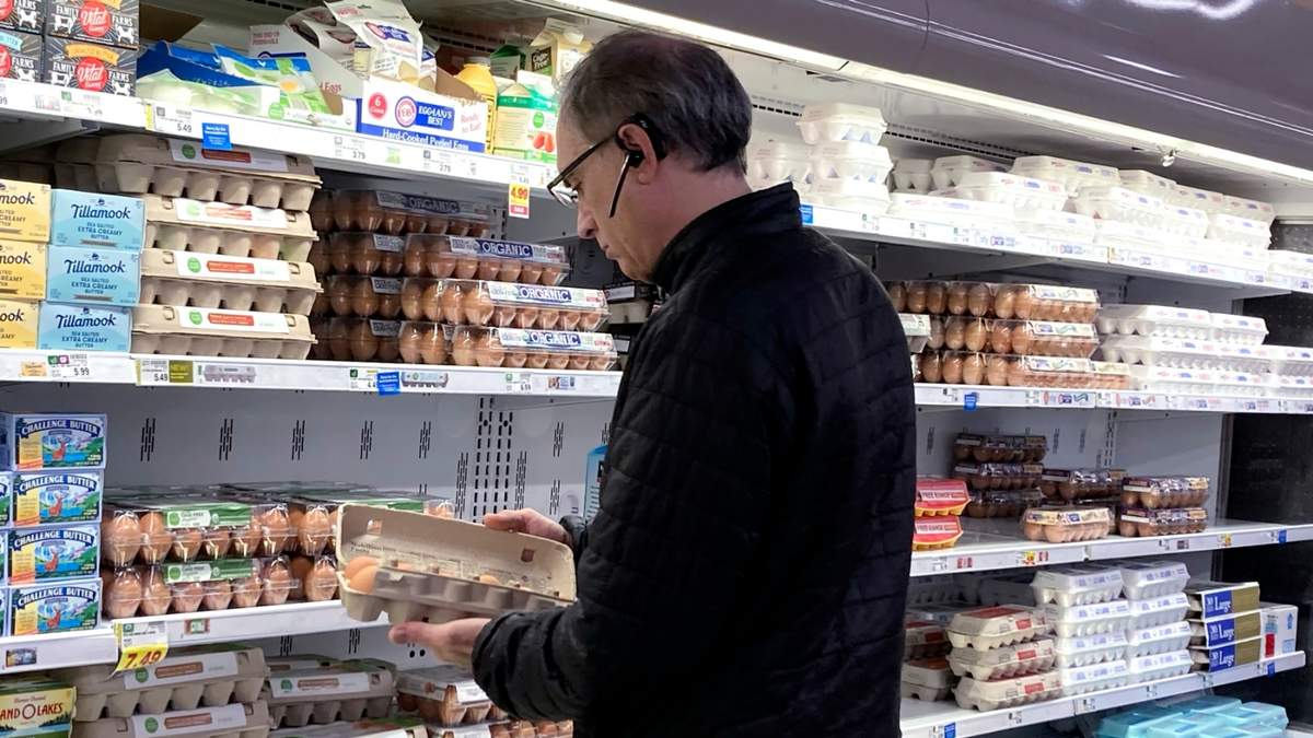 Un comprador comprueba huevos antes de adquirirlos en una tienda de alimentación en Glenview, Illinois, el martes 10 de enero de 2023