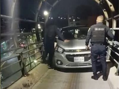 Automóvil sube al puente de la ciclovía en el Periférico de CDMX