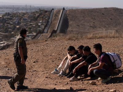 Gobierno de EU reporta baja del 12% en intentos de cruce fronterizo de migrantes indocumentados