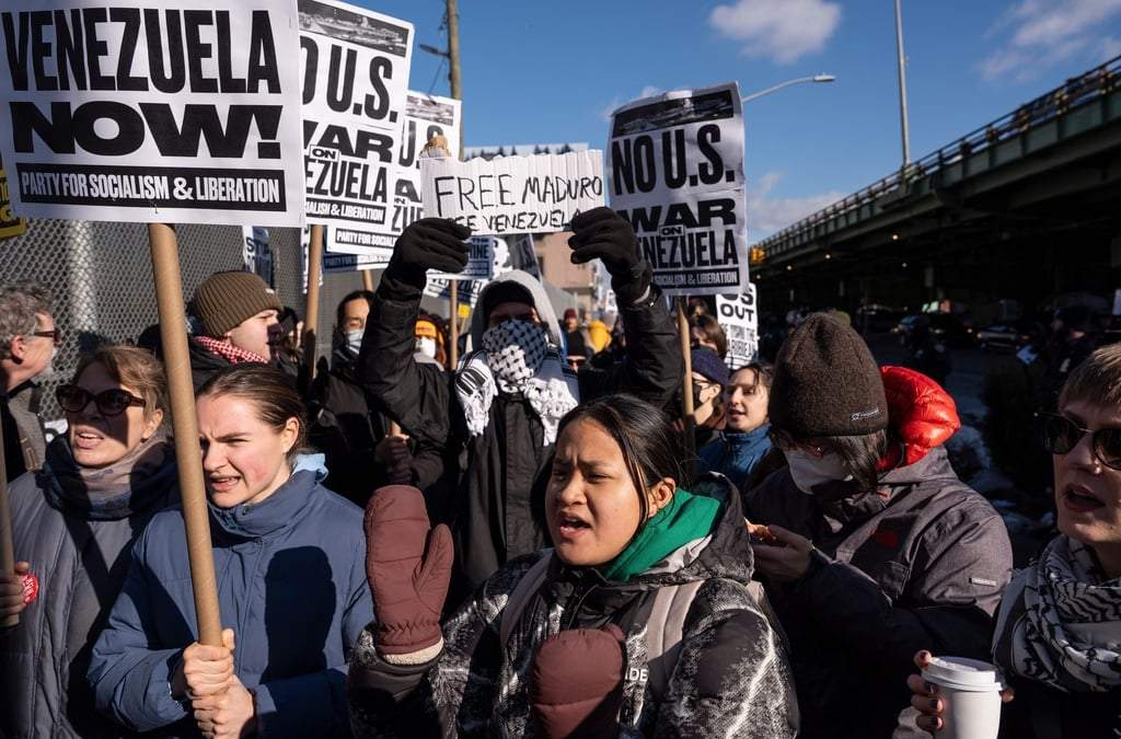 Manifestantes se congregan frente al Centro de Detención Metropolitano el domingo 4 de enero de 2026 en Nueva York