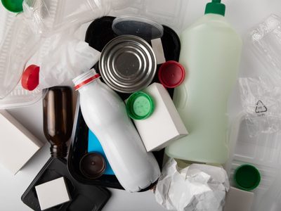 No tires los envases de plásticos y frascos vacíos: hacé esta divina caramelera para regalar o decorar tu casa