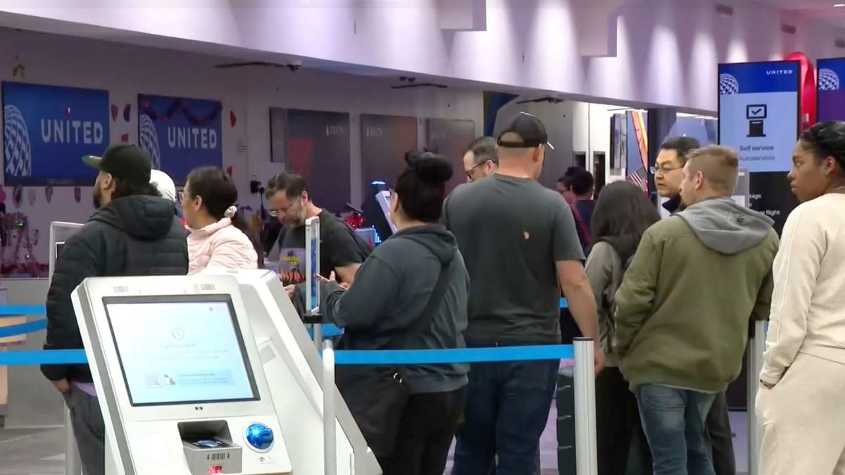 Pasajeros esperan en fila en el Aeropuerto Internacional de El Paso después de que todos los vuelos fueran suspendidos