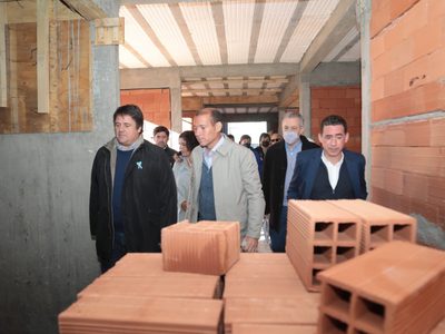 Omar Gutiérrez y Mariano Gaido visitaron la obra del centro de Artes Escénicas "La Usina"
