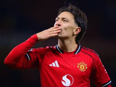 Polémica en Manchester United: Lisandro Martínez les respondió a dos leyendas del club