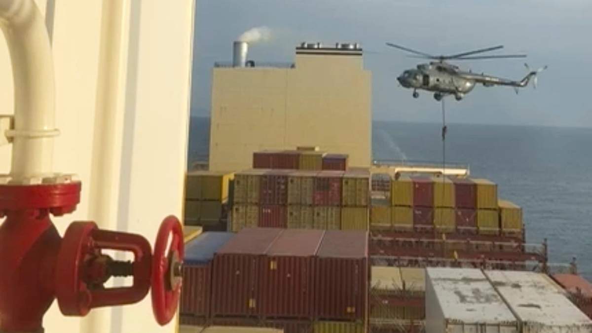 Fuerzas especiales descendieron al buque desde un helicóptero
