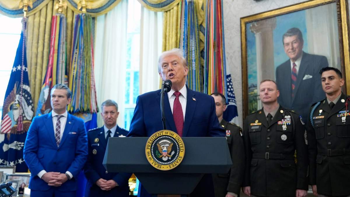 El presidente Donald Trump habla durante la entrega de la Medalla de Defensa Fronteriza con México en la Oficina Oval de la Casa Blanca