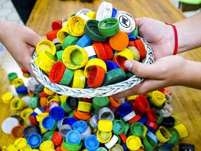 No tires las tapitas plásticas de las botellas de gaseosa: armate este fabuloso y útil portacepillos de dientes