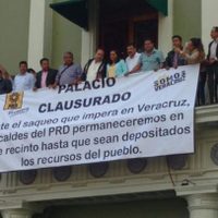 Alcaldes perredistas toman el Palacio de Gobierno de Veracruz; llega Beatriz Mojica a respaldarlos