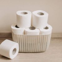Guardá los rollos de papel higiénico: creá esta fabulosa corona navideña, como las que presumen en un bazar