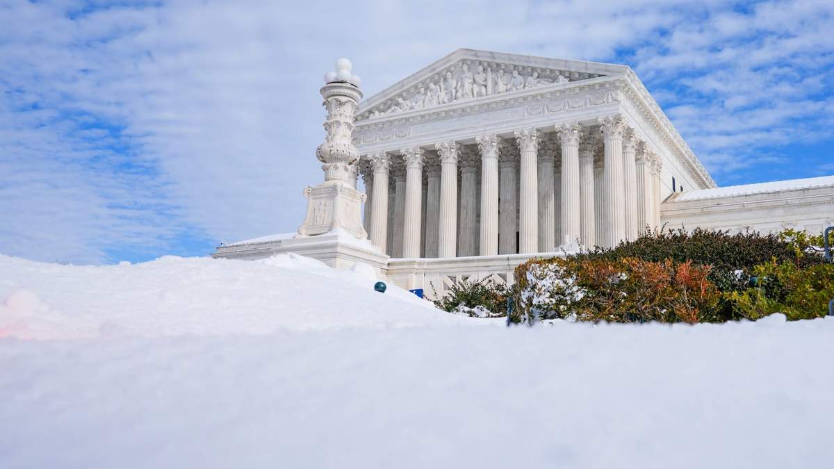 La Corte Suprema de Estados Unidos tras una tormenta de nieve, en Washington