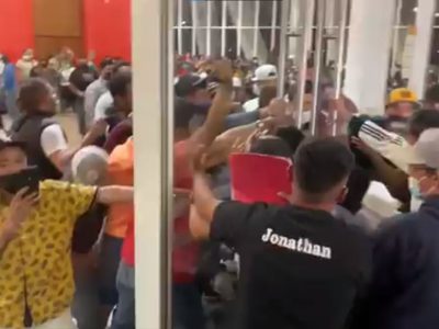 Se amotinan en Arteaga, Coahuila, por falta de vacunas contra el covid-19