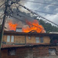 Un incendio destruyó tres casas y hubo personas hospitalizadas