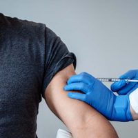 Insólito: a un hombre le inyectaron cuatro dosis de la vacuna contra el coronavirus por accidente