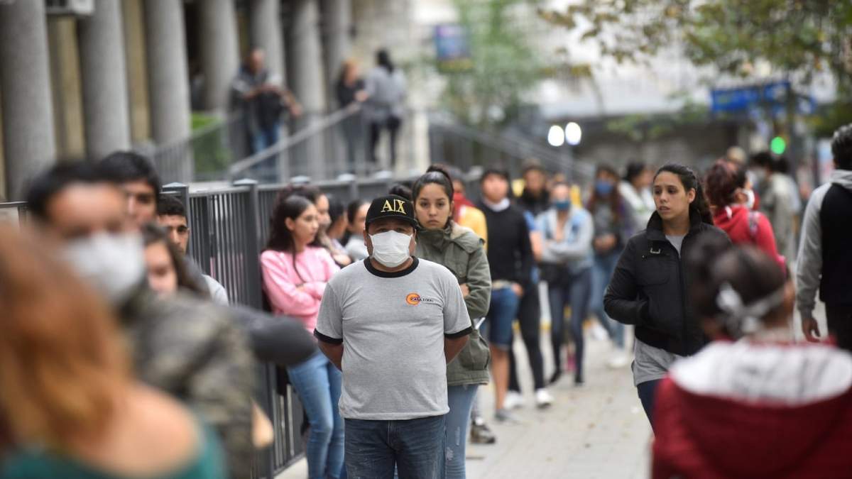 Largas colas para cobrar el IFE. Fuente: (Twitter)