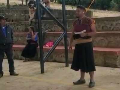 Retienen y visten de mujer a Alonso Pérez Sántiz, alcalde de Aldama, Chiapas (Video)