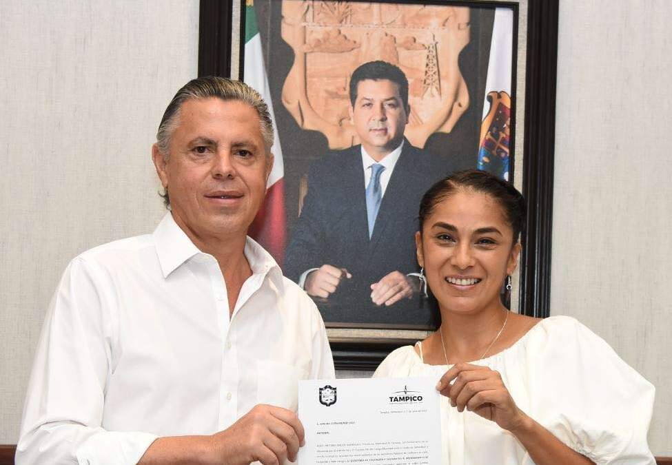 A la derecha, Sandra Edith Muñoz Cruz. Foto: Facebook Gob. municipal de Tampico