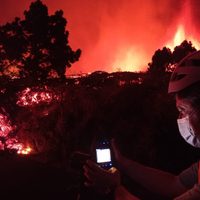 Lava del volcán Cumbre Vieja continúa su camino; provoca destrucción y evacuación en Canarias