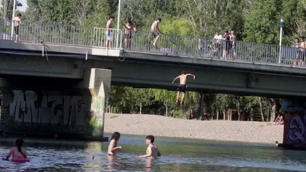 A pesar del peligro y los carteles de advertencia, los bañistas continúan arrojándose desde el puente. Fuente: (Facebook)