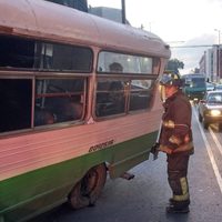 Choca un microbús en la colonia Portales; hay 10 heridos