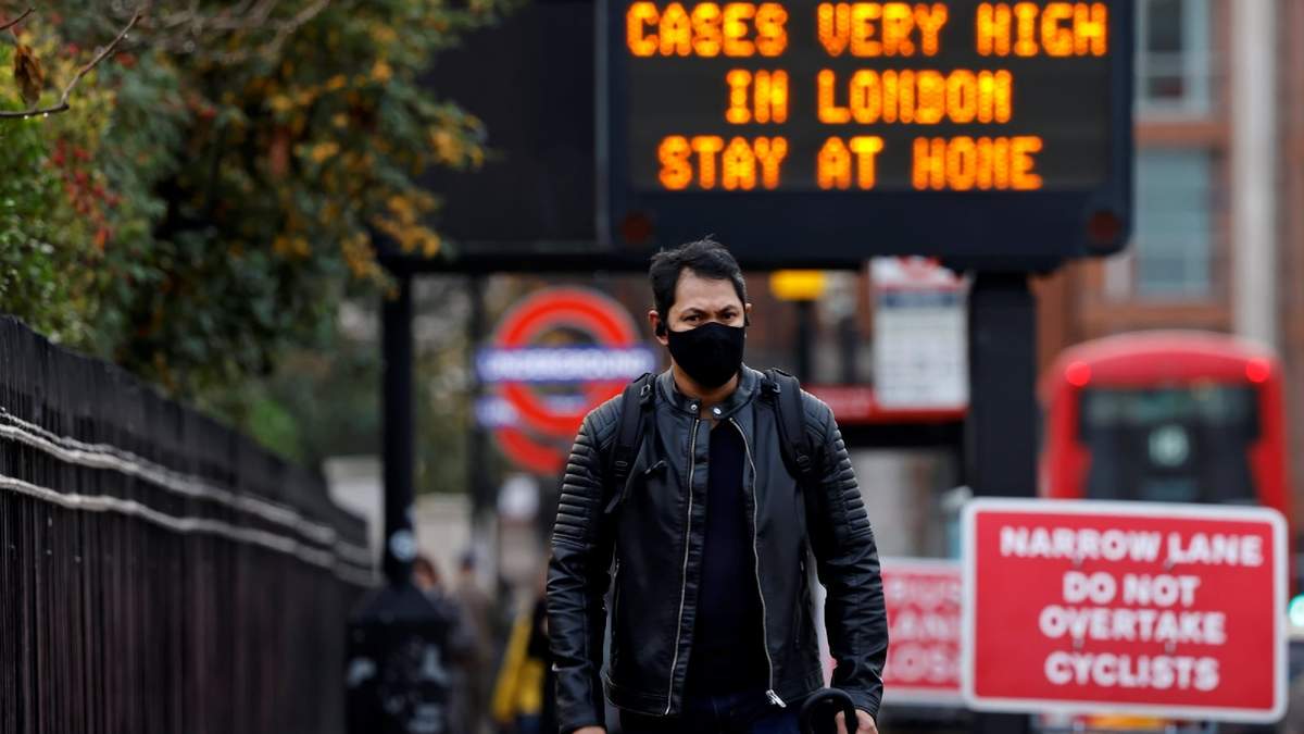 Un persona transita por las calles del Londres, en el Reino Unido. Fuente: (Twitter)