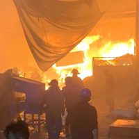 Desalojan a 400 personas por incendio en bodega de Iztapalapa