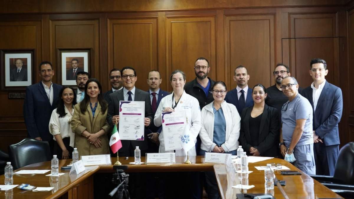 La directora general del INER, Carmen Margarita Hernández Cárdenas, firmó el convenio con  AstraZeneca