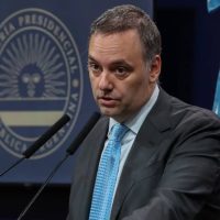 Citaron a declarar al exdueño del departamento de Manuel Adorni e investigan los viajes del jefe de Gabinete al exterior