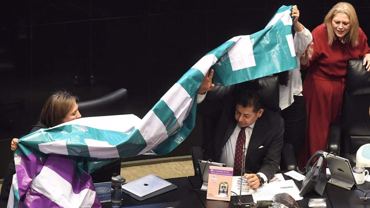 La bancada panista colocó una manta para protestar por el incumplimiento del acuerdo con la que cubrió al presidente del Senado, Alejandro Armenta