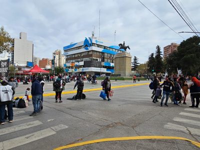 Organizaciones sociales inician acampe por tiempo indefinido en Avenida Argentina