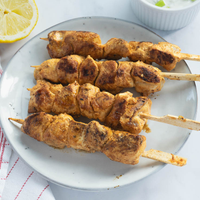 Brochetas de pollo con ajo y queso parmesano: prepará esta receta exprés y rica para resolver la cena