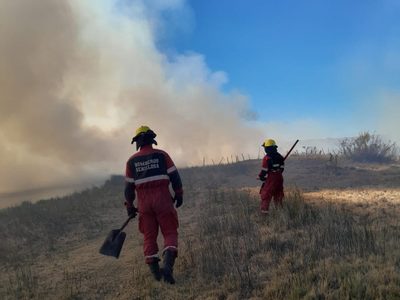 Bomberos de Senillosa y Plottier lograron contener un incendio de pastizales que preocupó a pobladores rurales