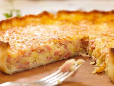 Tarta rústica de cebolla, choclo, jamón y queso: la receta de la abuela en una versión que te va a encantar