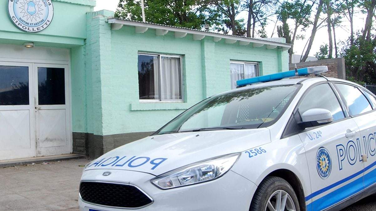 Policía de Cipolletti que socorrió en el incendio. Fuente: (Twitter)