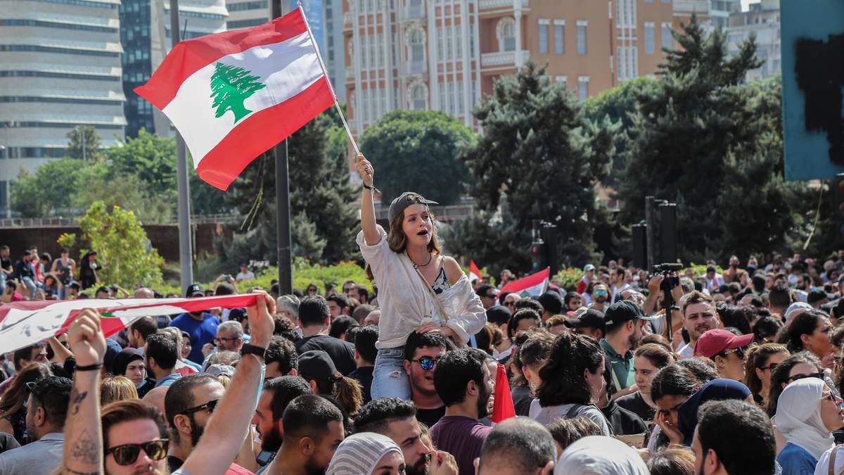 Miles se congregan en Beirut para protestar contra la crisis económica. Fuente: (Twitter)